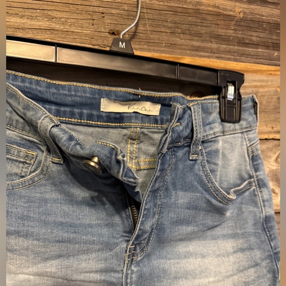 KanCan shorts-size 7- mid wash- ruffled ends - Picture 2 of 4